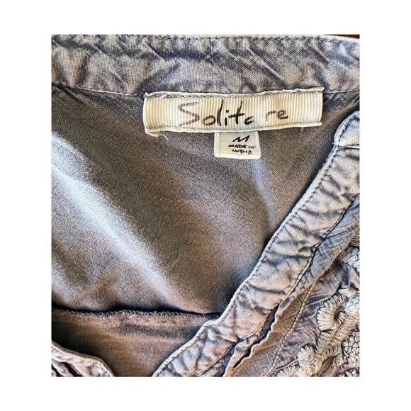 Solitere chambray blue embroidered V-neck button down top, women's size M - Picture 4 of 9